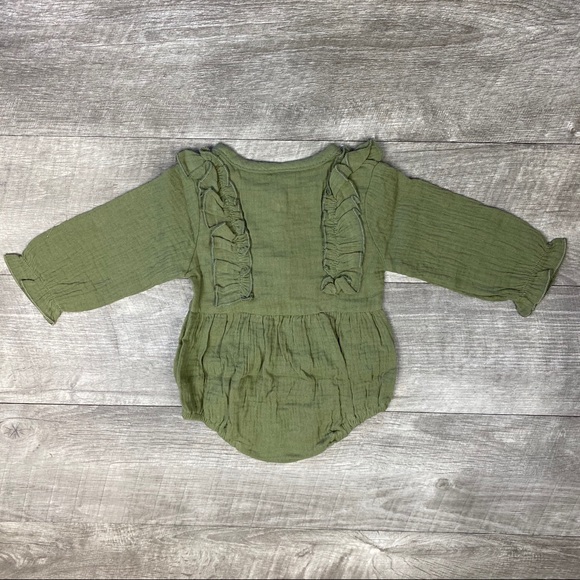 Olive green baby girls ruffle linen romper - Picture 2 of 2